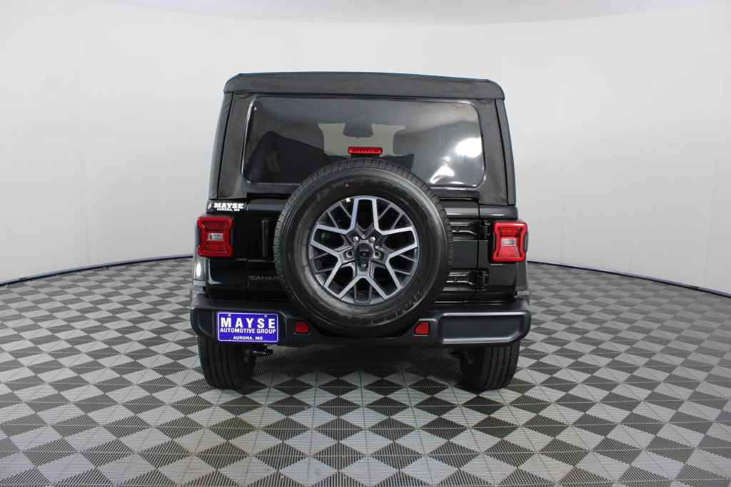 Used 2026 Jeep Wrangler Unlimited Sahara AWD/4WD image 6