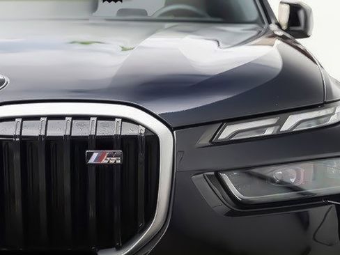 Used 2023 BMW X7 M60i image 7