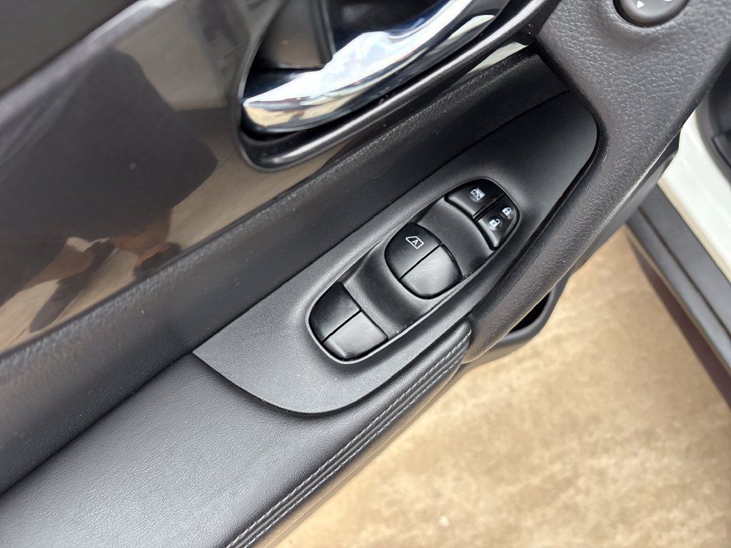Used 2017 Nissan Rogue SV AWD/4WD image 11