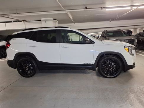 Used 2023 GMC Terrain SLE w/ Elevation Edition image 4