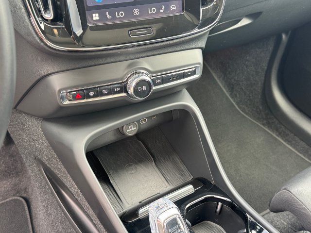 Used 2025 Volvo XC40 B5 Plus AWD/4WD image 22