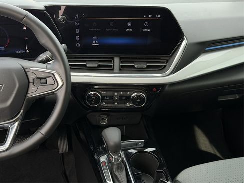 Used 2025 Chevrolet Trax LT w/ LT Convenience Package image 17