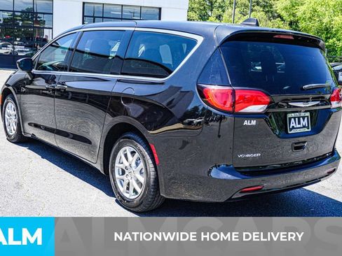 Used 2023 Chrysler Voyager LX FWD image 4