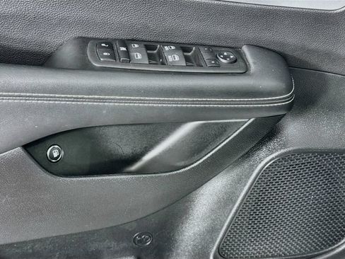 Used 2024 Chrysler Pacifica Limited FWD image 23