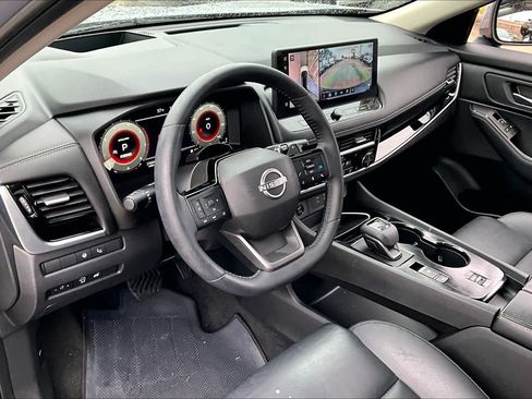 Certified 2025 Nissan Rogue SL w/ Tech Package FWD image 17