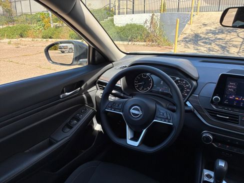 Used 2025 Nissan Altima 2.5 SV image 34