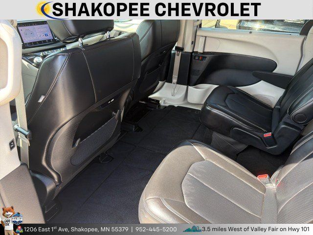Used 2024 Chrysler Pacifica Touring-L FWD image 4