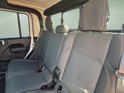 Used 2025 Jeep Gladiator Nighthawk image 18