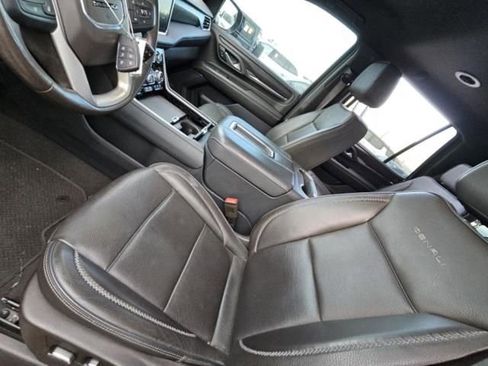 Used 2022 GMC Yukon Denali image 2