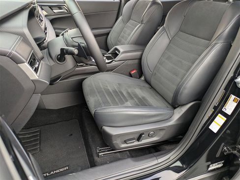 Used 2025 Mitsubishi Outlander SE image 14