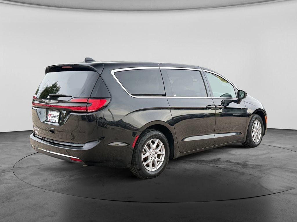 Used 2023 Chrysler Pacifica Touring-L FWD image 9