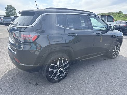 Used 2025 Jeep Compass Limited w/ Elite Group AWD/4WD image 3