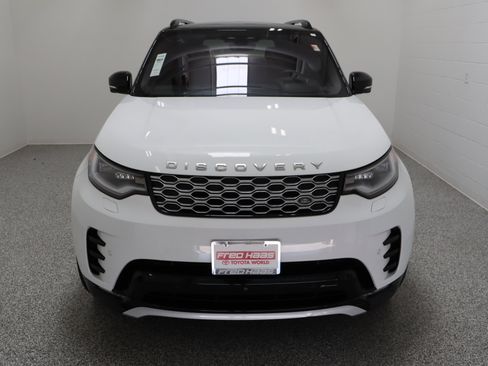Used 2023 Land Rover Discovery Metropolitan Edition AWD/4WD image 3