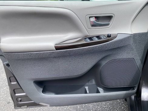 Used 2020 Toyota Sienna XLE FWD image 11