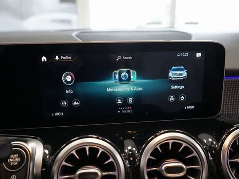 Used 2021 Mercedes-Benz GLB 250 GLB 250 image 32