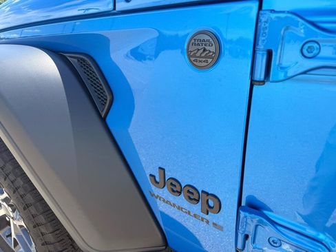 Used 2025 Jeep Wrangler Unlimited Sport AWD/4WD image 11