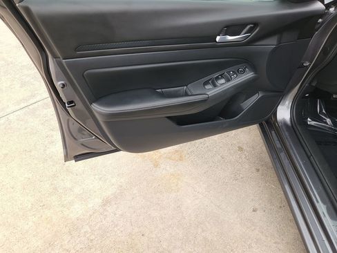 Used 2025 Nissan Altima 2.5 SV FWD image 27