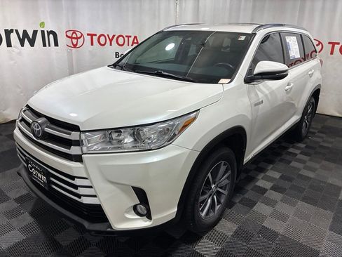 Used 2019 Toyota Highlander XLE w/ Carpet Mat Package (TMS) AWD/4WD image 3