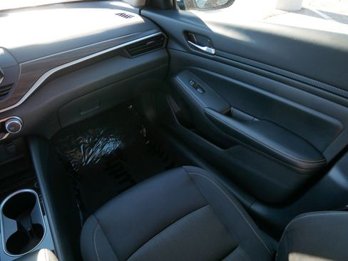 Used 2024 Nissan Altima 2.5 SV image 16