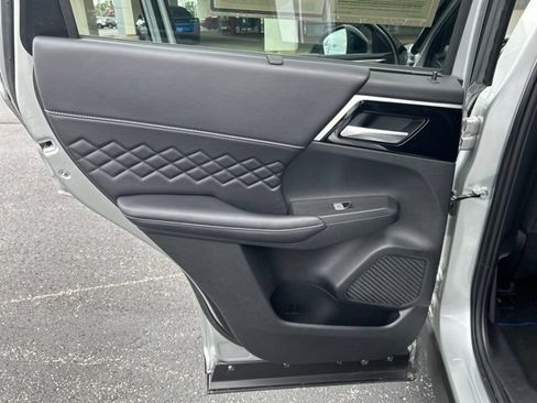 Used 2025 Mitsubishi Outlander 4WD Plug-In Hybrid image 27