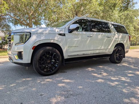 Used 2023 GMC Yukon XL SLT AWD/4WD image 3