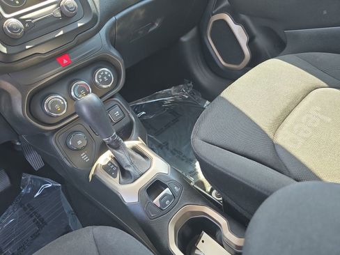 Used 2017 Jeep Renegade Latitude AWD/4WD image 27
