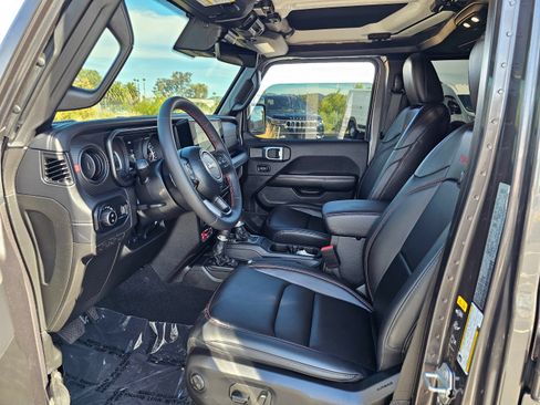 Used 2024 Jeep Gladiator Rubicon w/ Technology Group AWD/4WD image 25