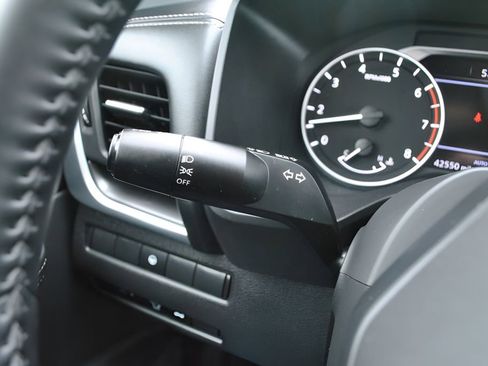 Used 2025 Nissan Rogue SV AWD/4WD image 17