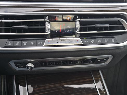 Used 2020 BMW X7 M50i image 23