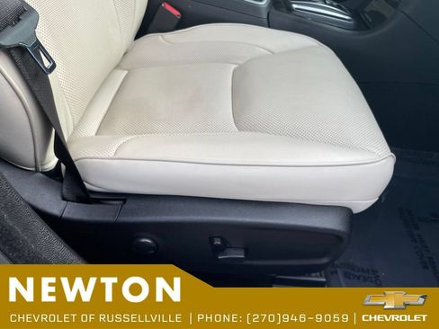 Used 2023 Chrysler 300 Touring L w/ Popular Equipment Group RWD image 23