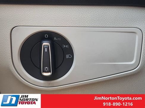 Used 2023 Volkswagen Tiguan SE w/ Panoramic Sunroof Package FWD image 23