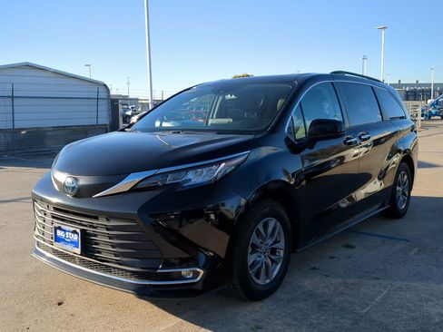 Used 2023 Toyota Sienna XLE image 8