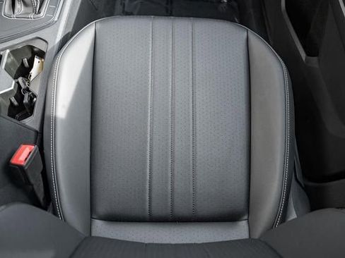 Used 2024 Volkswagen Tiguan SE image 29