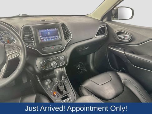 Used 2019 Jeep Cherokee Latitude Plus w/ Comfort/Convenience Group AWD/4WD image 27