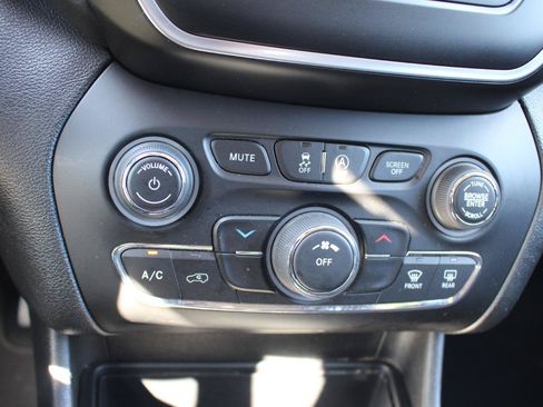 Used 2020 Jeep Cherokee Latitude FWD image 26