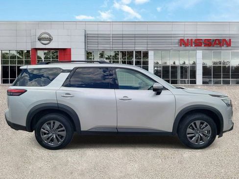 Certified 2025 Nissan Pathfinder SV FWD image 3