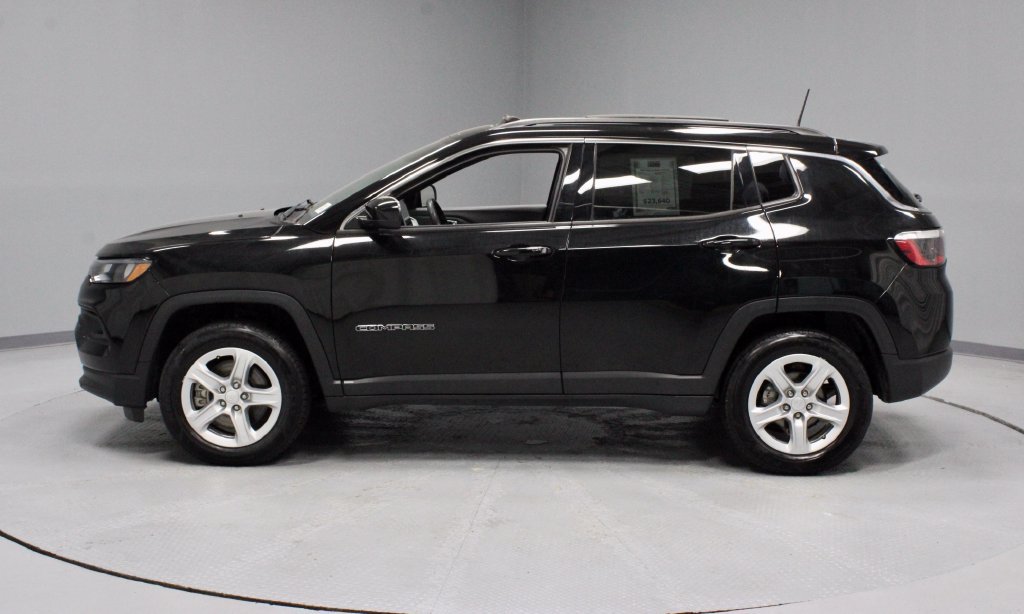 Used 2023 Jeep Compass Latitude w/ Sun and Sound Group AWD/4WD image 9