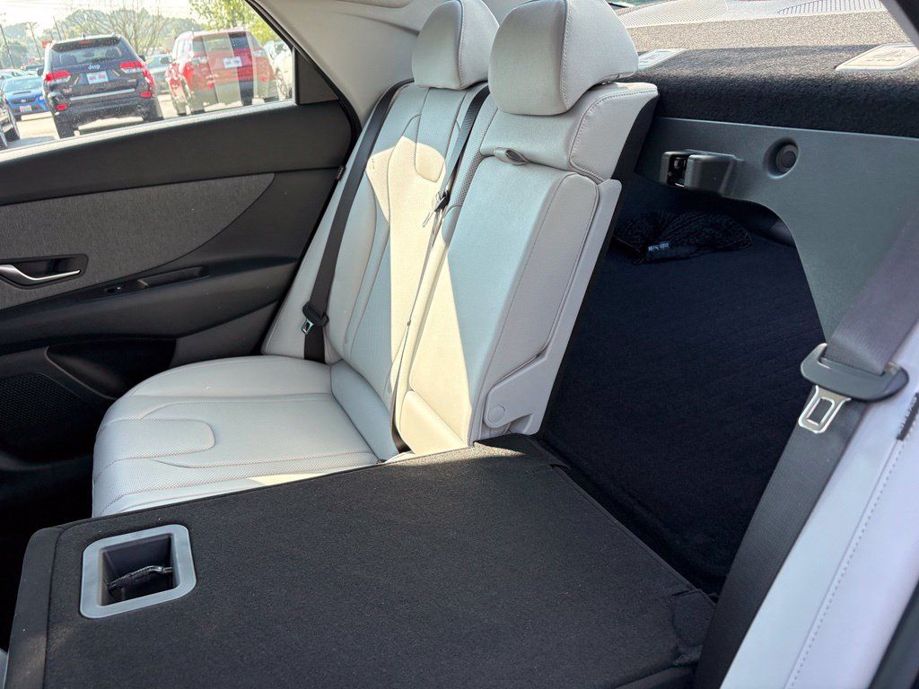 Used 2025 Hyundai Elantra Limited FWD image 22