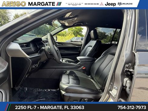 Used 2025 Jeep Grand Cherokee Limited w/ Black Appearance Package RWD image 9