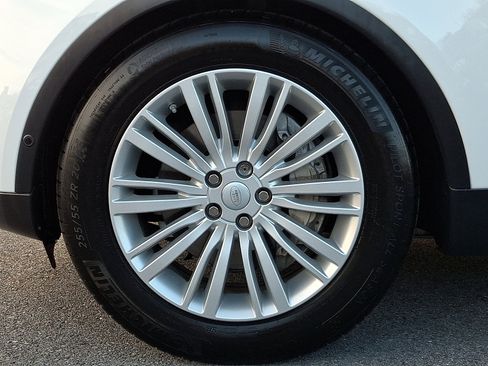 Used 2020 Land Rover Discovery HSE image 9