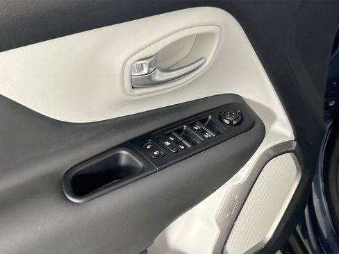 Used 2022 Jeep Renegade Latitude AWD/4WD image 18