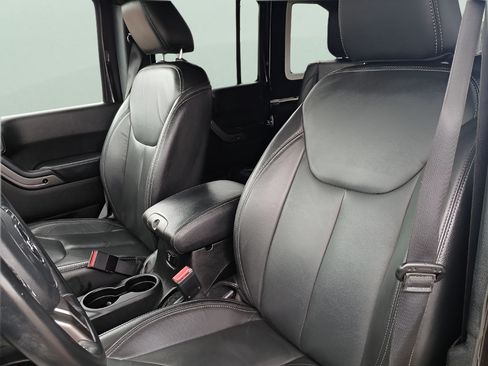 Used 2018 Jeep Wrangler Unlimited Sahara AWD/4WD image 15