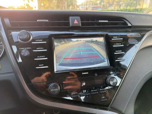Used 2020 Toyota Camry SE FWD image 11