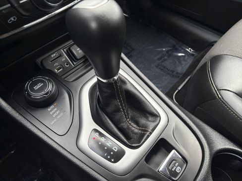 Used 2018 Jeep Cherokee Latitude Plus w/ Cold Weather Group AWD/4WD image 19