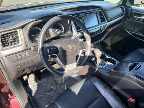 Used 2018 Toyota Highlander XLE AWD/4WD image 17