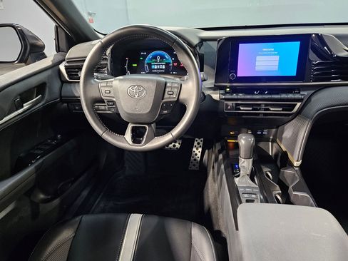 Used 2025 Toyota Camry SE image 9