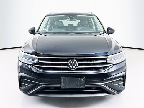 Used 2024 Volkswagen Tiguan SE image 2