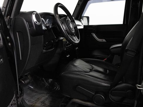 Used 2015 Jeep Wrangler Unlimited Sahara w/ Connectivity Group image 16