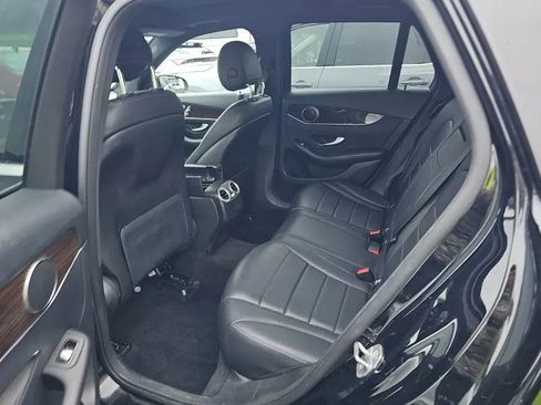 Used 2019 Mercedes-Benz GLC 300 4MATIC image 4
