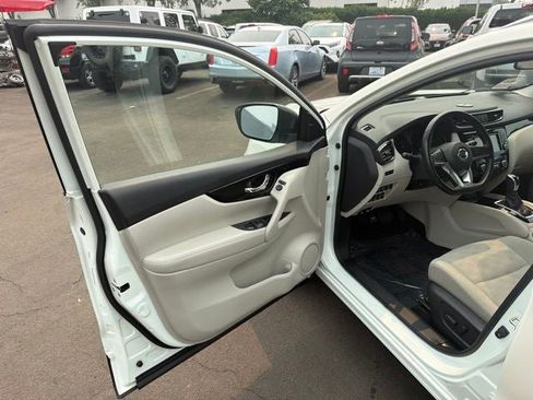 Used 2020 Nissan Rogue Sport SV w/ All-Weather Package AWD/4WD image 9